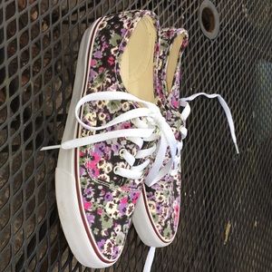 AMERICAN EAGLE lowcut flowers shoes